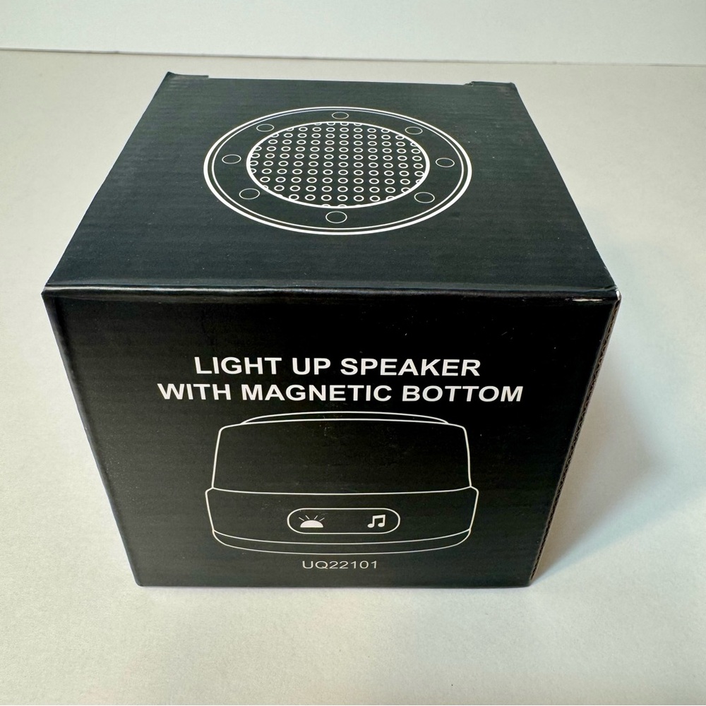 LIGHT UP SPEAKER WITH MAGNETIC BOTTOM